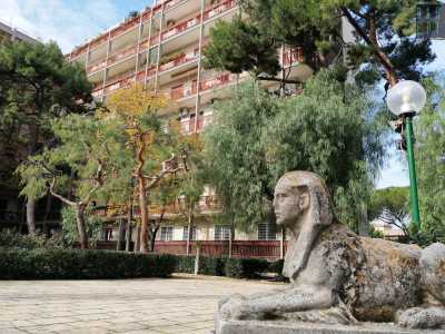 Raggiungiamo infine uno spiazzo situato proprio ai piedi del moderno palazzo del complesso